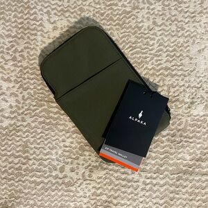 Alpaka Zip Travel Wallet